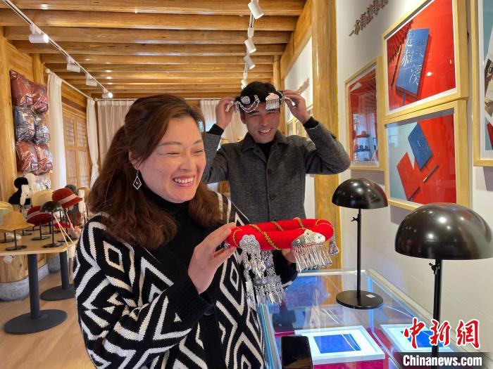 資料圖：鐘麗眉展示文創(chuàng)產(chǎn)品?！×执阂?攝